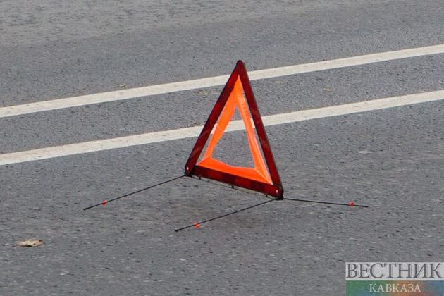 В Баку ветер перевернул большегруз,  водитель госпитализирован с ушибами