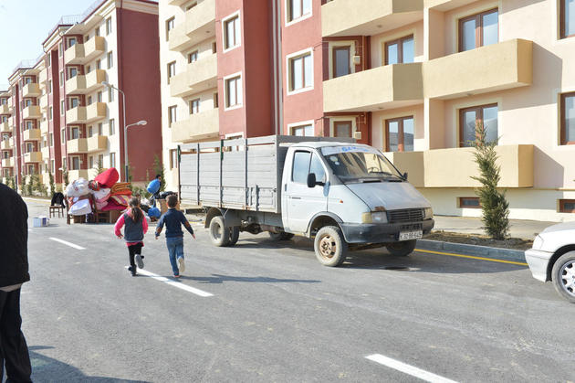 Почти 200 семей вынужденных переселенцев поселили в новые дома в Баку