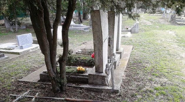 Вандалам помешали кресты на могилах кладбища в Анапе
