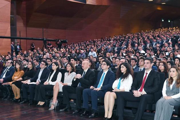 Ильхам Алиев и Мехрибан Алиева приняли участие в республиканском совещании о Дне молодежи Азербайджана
