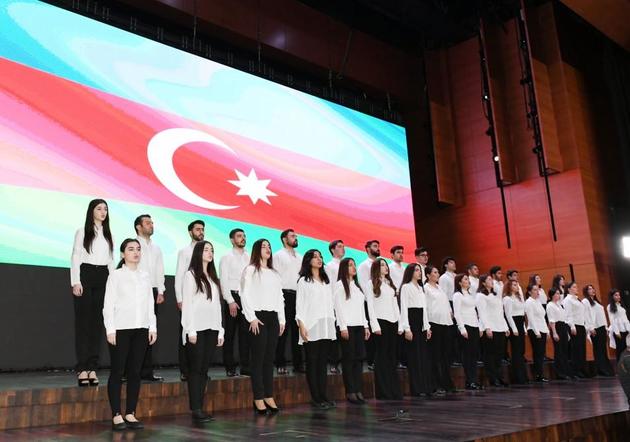 Ильхам Алиев и Мехрибан Алиева приняли участие в республиканском совещании о Дне молодежи Азербайджана
