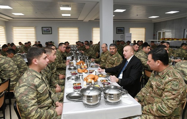 Ильхам Алиев ознакомился с условиями содержания в воинской части, построенной в Бейлаганском районе
