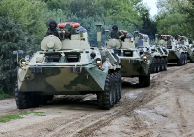 Армейские БТРы "опрессовали" легковушку после аварии в Дагестане