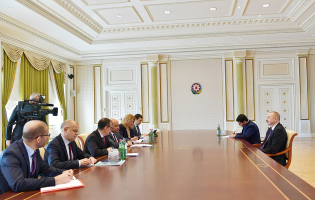 Ильхам Алиев принял делегацию во главе с Сумой Чакрабарти