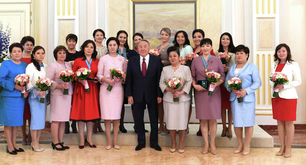 Назарбаев поздравил казахстанских женщин шутками о мужчинах