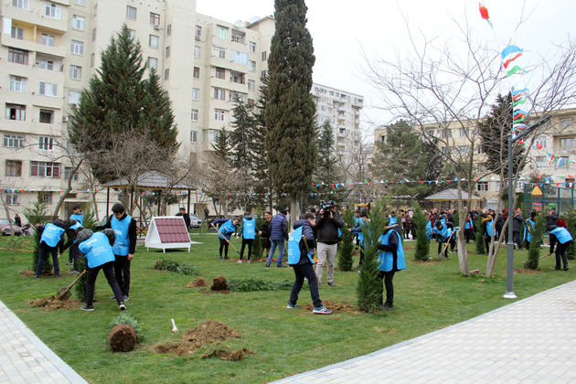 В Баку в рамках проекта "Наш двор" был передан жителям очередной благоустроенный двор