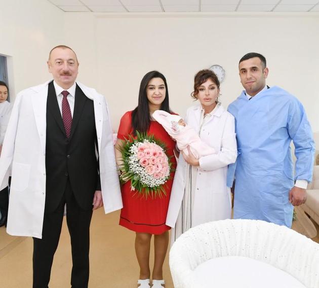Родителям 10-миллионного жителя Азербайджана вручили свидетельство о рождении