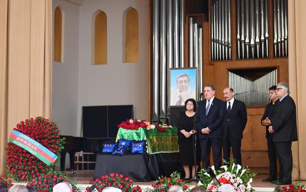 Ильхам Алиев и Мехрибан Алиева приняли участие в церемонии прощания с Арифом Меликовым