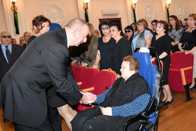 Ильхам Алиев и Мехрибан Алиева приняли участие в церемонии прощания с Арифом Меликовым
