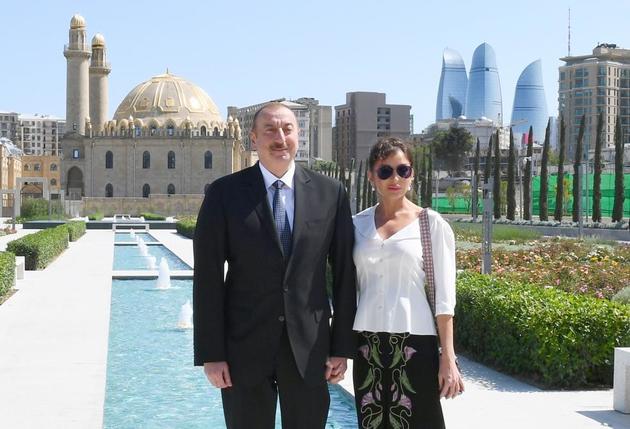 Ильхам Алиев и Мехрибан Алиева приняли участие в открытии Центрального парка и сквера в Баку