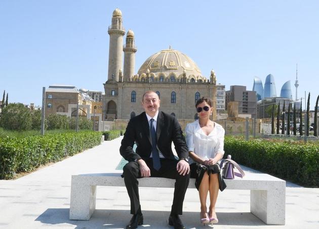Ильхам Алиев и Мехрибан Алиева приняли участие в открытии Центрального парка и сквера в Баку