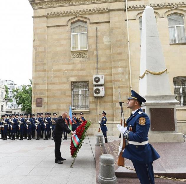 Ильхам Алиев посетил памятник, установленный в Баку в честь АДР