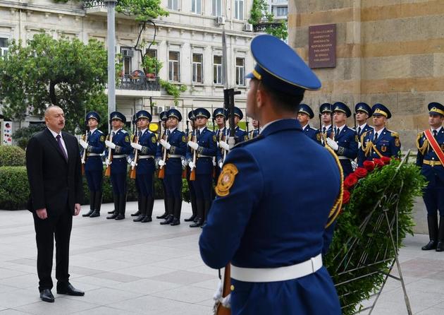 Ильхам Алиев посетил памятник, установленный в Баку в честь АДР