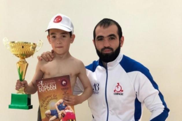 Шестилетний Ибрагим Льянов из Ингушетии стал чемпионом мира по отжиманиям