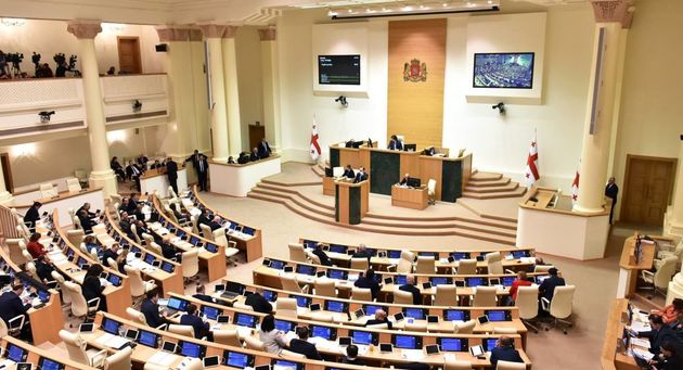 Депутаты "Мечты" и оппозиционеры подрались в парламенте Грузии