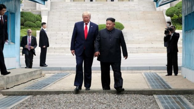Президент США впервые посетил Северную Корею