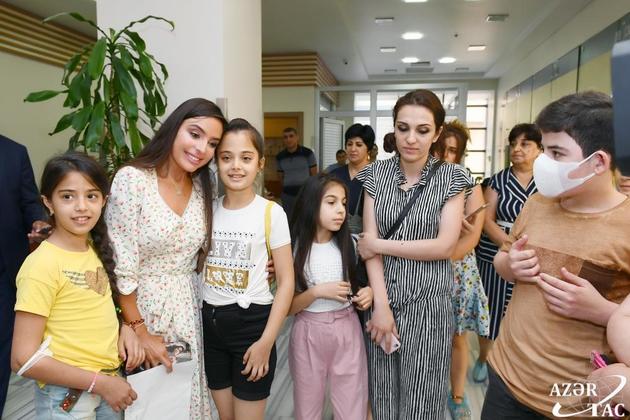 Лейла Алиева встретилась с маленькими пациентами ряда медицинских учреждений Баку