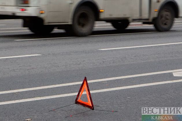 На трассе Джубга - Сочи легковушка врезалась в бензовоз: четверо пострадавших 