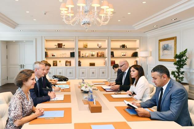 Мехрибан Алиева провела встречу с министром экономики и финансов Франции 