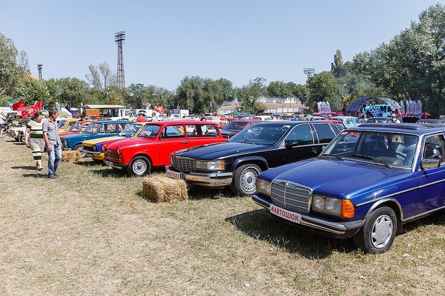 В Невинномысске стартовала выставка редких автомобилей "Автошок"