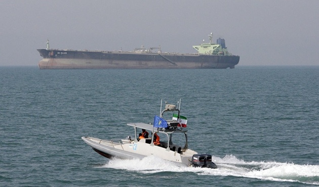 Иран задержал в Персидском заливе иностранный танкер