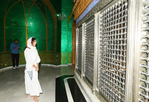 Мехрибан Алиевой был подарен священный Коран в святилище Бибиэйбат