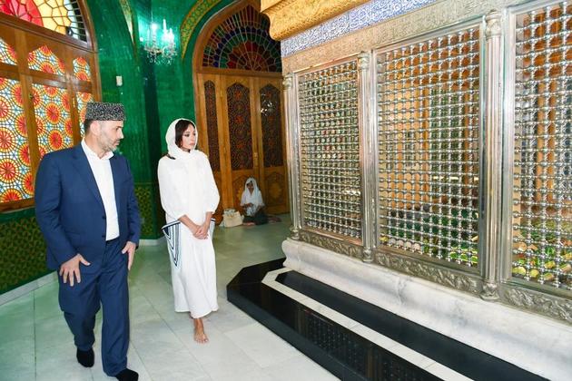 Мехрибан Алиевой был подарен священный Коран в святилище Бибиэйбат