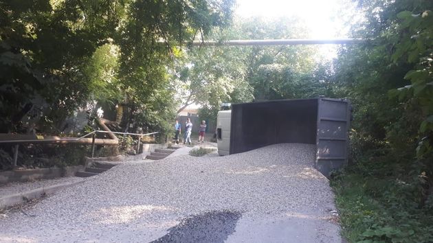 Грузовик щебня рассыпался по дороге в Пятигорске