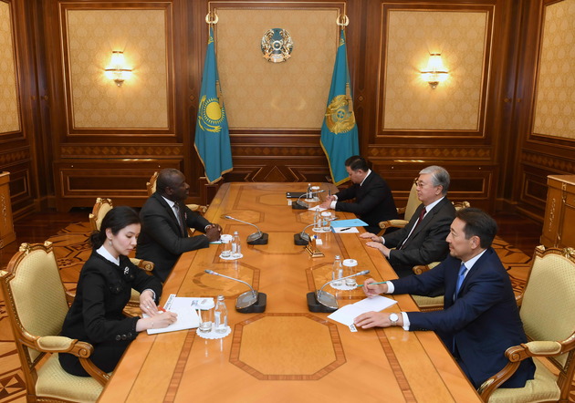 Токаев провел встречу с лауреатом Назарбаевской премии за мир без ядерного оружия 