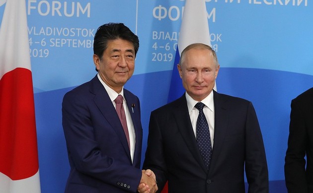 Путин и Абэ встретились на полях ВЭФ