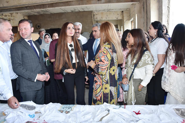 Лейла Алиева поучаствовала в презентации проектов "Раздвигающиеся стены" и "Вселение надежды" в Баку