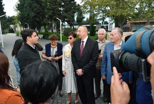 Ильхам Алиев и Мехрибан Алиева посетили новый и реконструированный парки в Баку