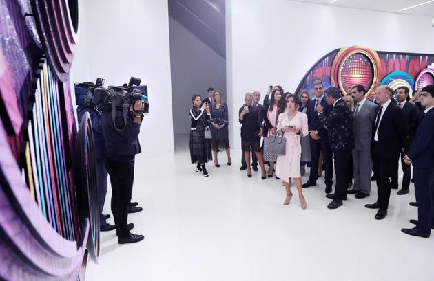 Лейла Алиева и Арзу Алиева приняли участие в открытии выставки художника Ахмета Гюнештекина