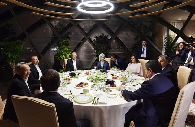Ильхам Алиев и Мехрибан Алиева приняли участие в ужине с главами стран и правительств, участвующих в саммите Тюркского совета