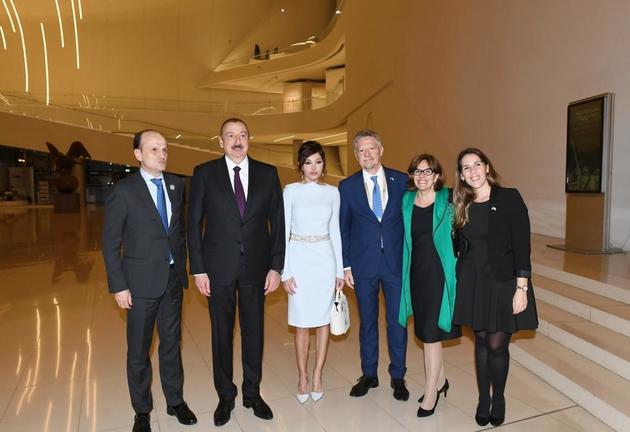 Ильхам Алиев и Мехрибан Алиева посетили официальный прием в честь глав государств и правительств, участвующих в Бакинском саммите