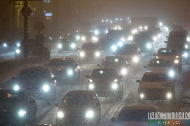 Экстремальная погода погребла под снегом 200 машин в Казахстане