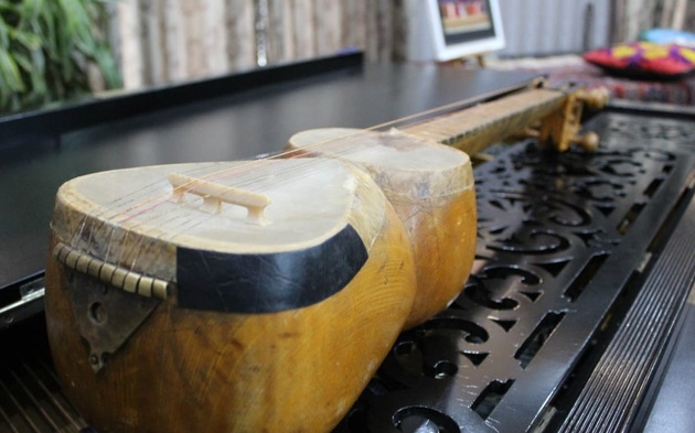 Международный Центр Мугама подарил Музею азербайджанской Культуры в Тбилиси национальный инструмент