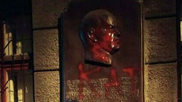 В Одессе вандалы осквернили мемориальную доску маршалу Жукову