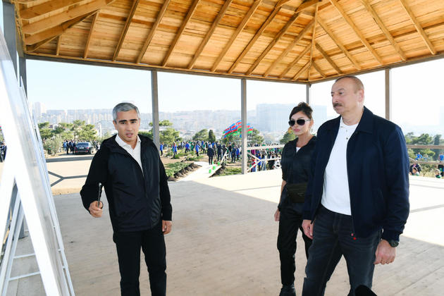 Ильхам Алиев и Мехрибан Алиева приняли участие в акции по посадке деревьев в новом парке в Баку