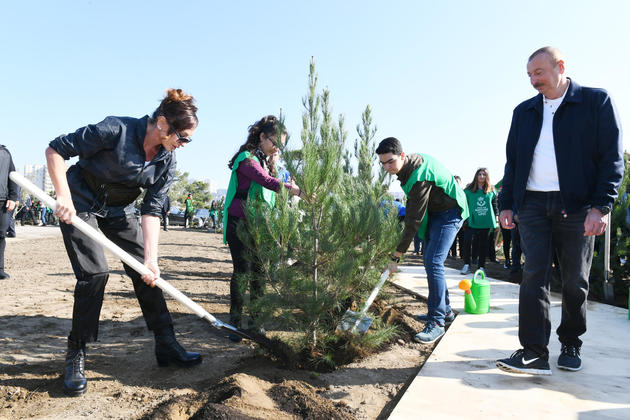 Ильхам Алиев и Мехрибан Алиева приняли участие в акции по посадке деревьев в новом парке в Баку