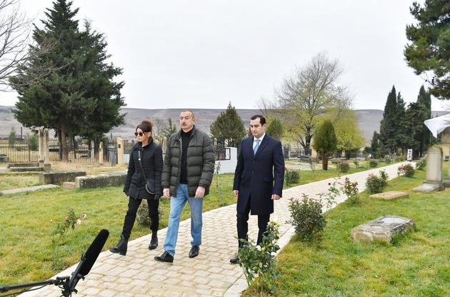 Ильхам Алиев и Мехрибан Алиева ознакомились с работами по благоустройству территории вокруг усыпальницы Шаххандан в Шемахе