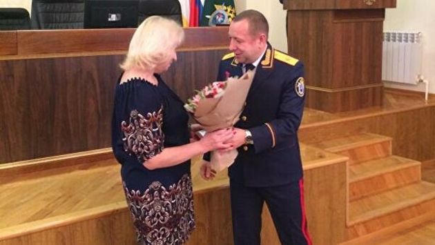 Ставропольские следователи наградили педагога, вступившегося за детей