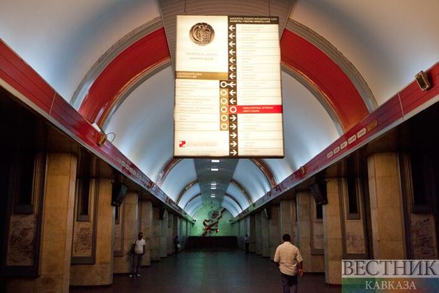 В Тбилиси мужчина упал на рельсы метро 