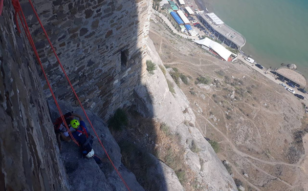 Турист из Краснодара застрял на скале при "штурме" Судакской крепости с моря (ФОТО)