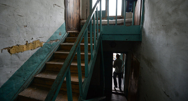 В карагандинской многоэтажке рухнул лестничный пролет - СМИ
