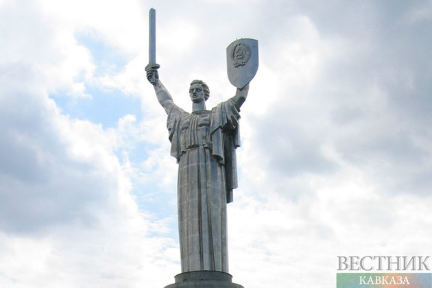 Монумент "Родина-мать" в Киеве подвергнут "декоммунизации"