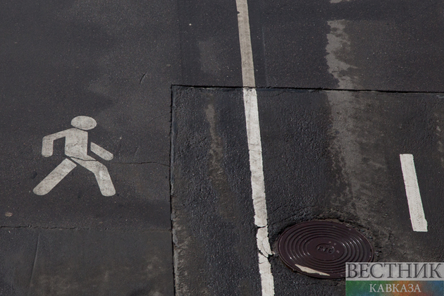 В Майкопе иномарка сбила женщину с ребенком на пешеходном переходе