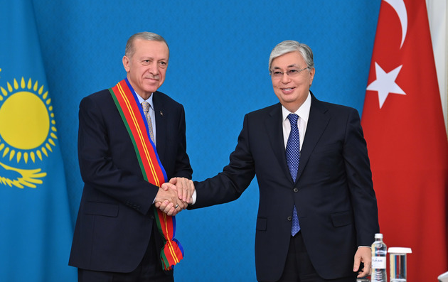 Президент Казахстана наградил турецкого коллегу орденом "Достық"