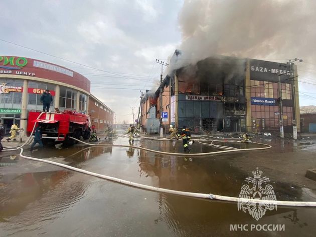 В Тбилисском районе Кубани тушили торговый центр "Вега"