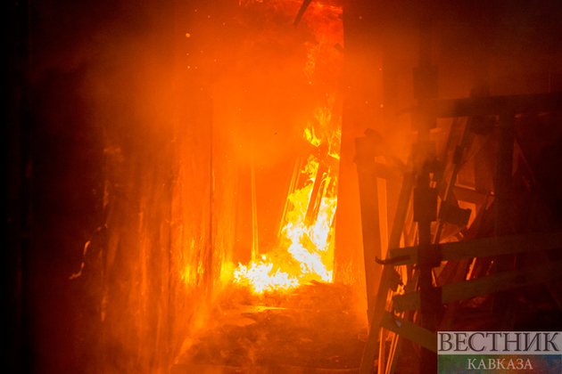 В Алматы тушат крупный пожар на рынке "Салем"